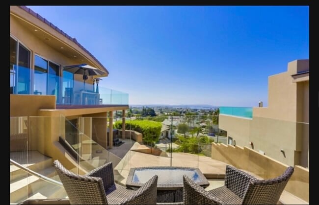 1518 Monmouth Dr in San Diego, CA - Foto de edificio - Building Photo
