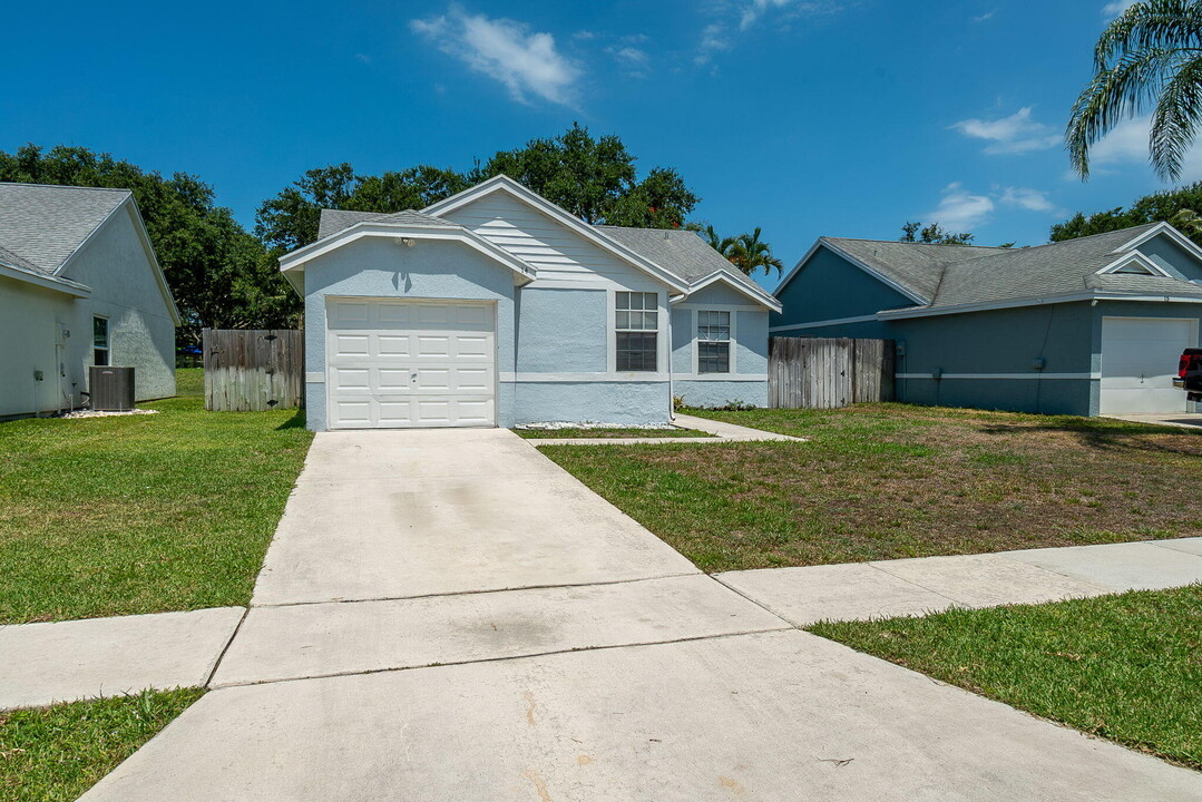 14 Misty Meadow Dr in Boynton Beach, FL - Building Photo