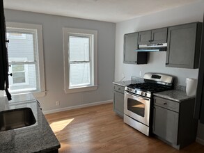 24 Dunlap St, Unit 1 in Salem, MA - Foto de edificio - Building Photo