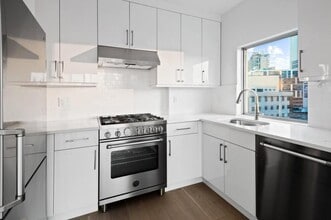 42-44-44 Crescent St in Queens, NY - Building Photo - Building Photo