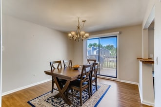 29W365 Crabtree Ln in Warrenville, IL - Foto de edificio - Building Photo