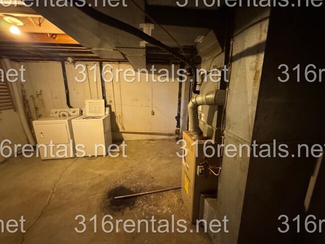 704 Cottonwood Ln in Newton, KS - Building Photo - Building Photo