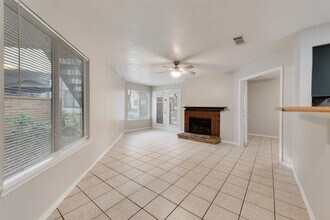 2307 Balsam Dr, Unit L105 in Arlington, TX - Building Photo - Building Photo