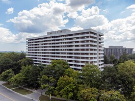 1 Royal Orchard Blvd in Markham, ON - Building Photo
