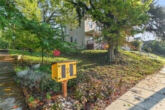 1958 Fairfax Ave in Cincinnati, OH - Foto de edificio - Building Photo