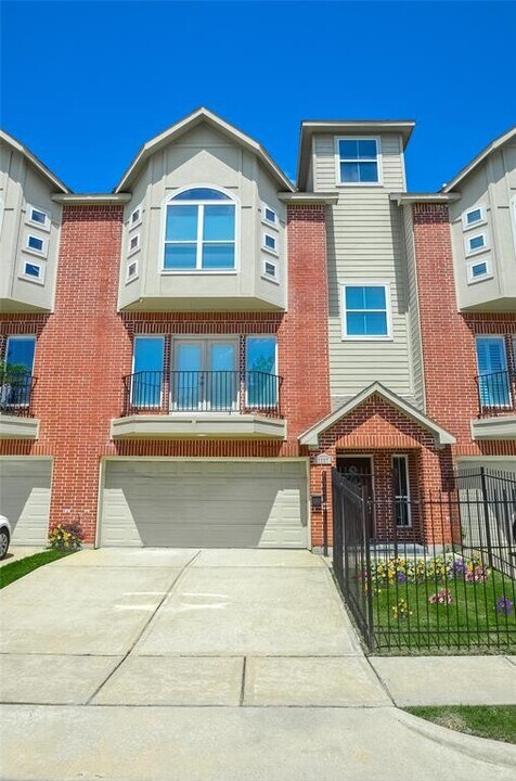 2207 Francis St in Houston, TX - Building Photo