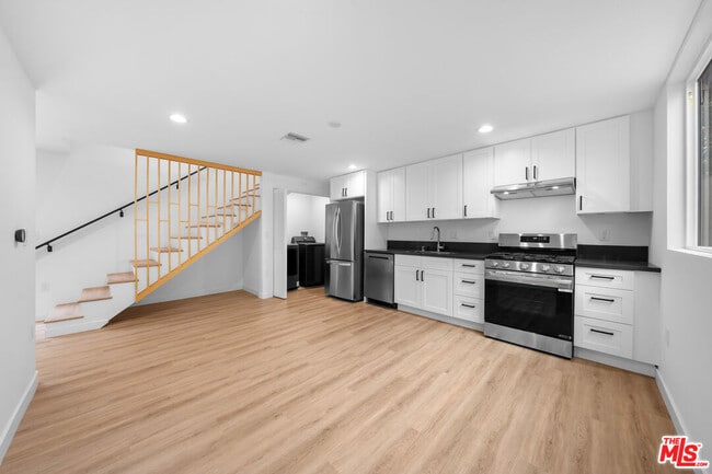 property at 1535-1538 N Kingsley Dr