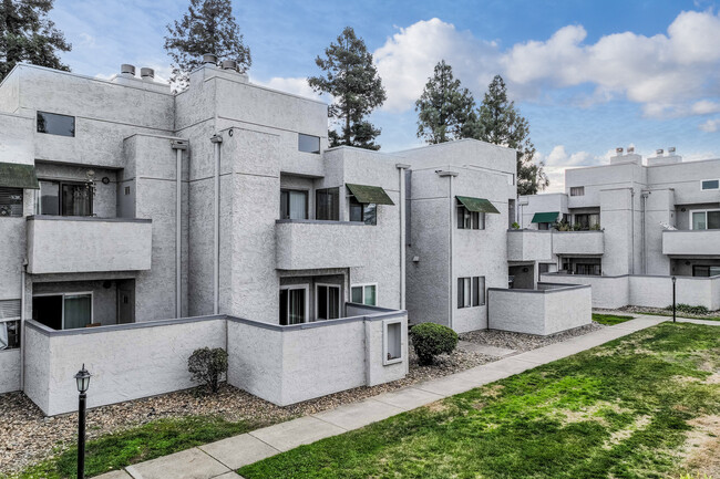 Sharon Creek Condominiums in Fairfield, CA - Building Photo - Primary Photo