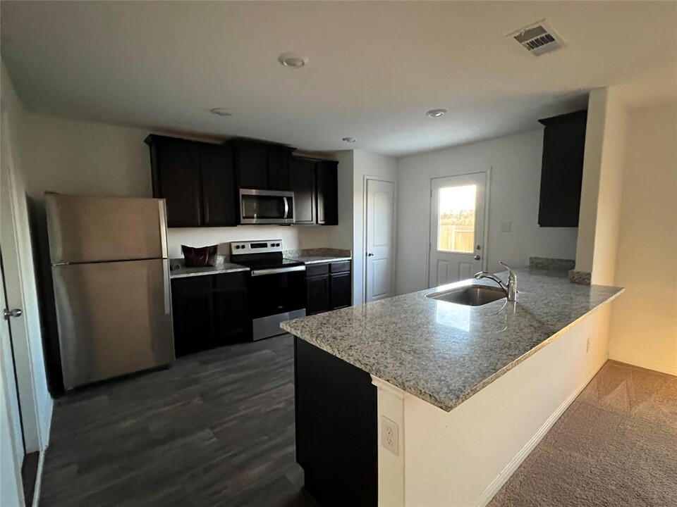 509 Riverdale Dr in Jarrell, TX - Foto de edificio