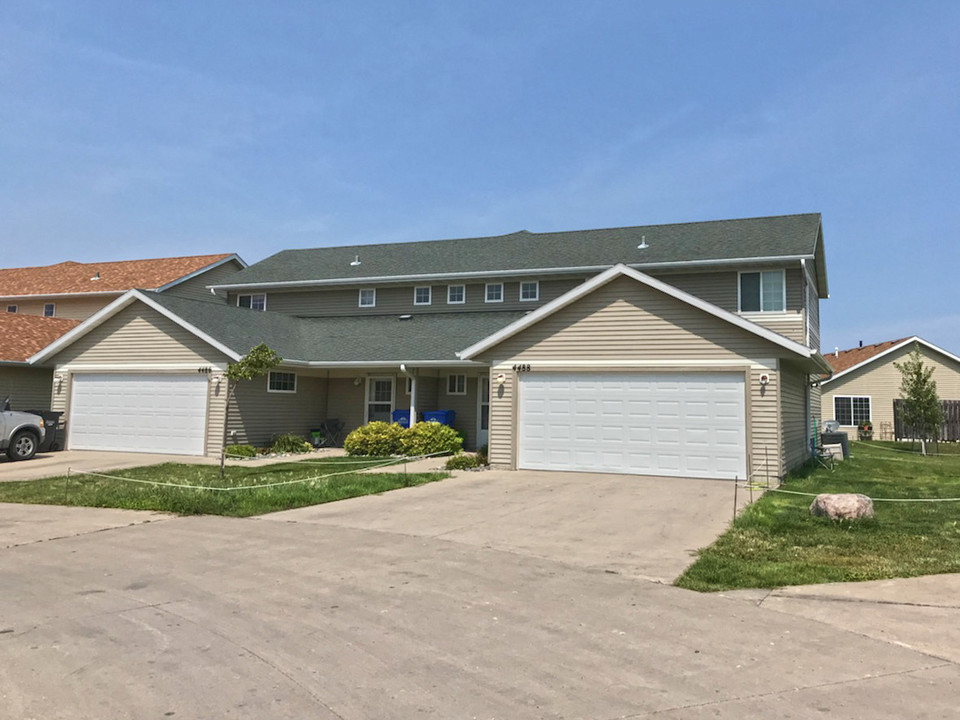 Bluestem Townhomes in Fargo, ND - Foto de edificio