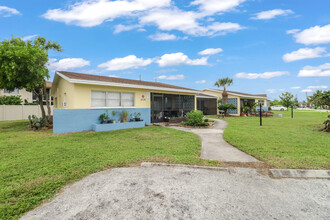 3738 SE 9th Pl in Cape Coral, FL - Building Photo - Building Photo