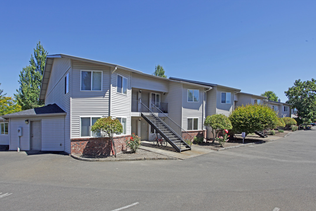 Westview Apartments in McMinnville, OR - Building Photo