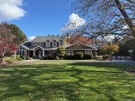 2465 Fairway Dr in Cutchogue, NY - Building Photo