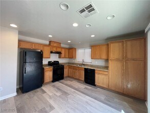 9135 Iron Cactus Ave in Las Vegas, NV - Building Photo - Building Photo