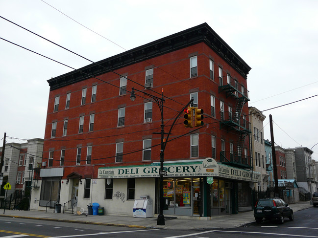 802 Melrose Ave in Bronx, NY - Foto de edificio - Building Photo