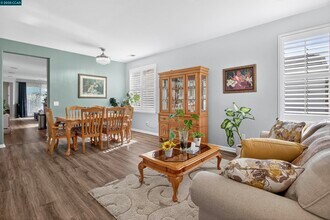 281 Black Amber Way in Brentwood, CA - Foto de edificio - Building Photo