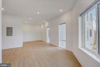 4200 Lancaster Ave, Unit 401 in Philadelphia, PA - Foto de edificio - Building Photo