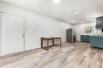 231 E 16th St, Unit 4 in Jacksonville, FL - Foto de edificio - Building Photo