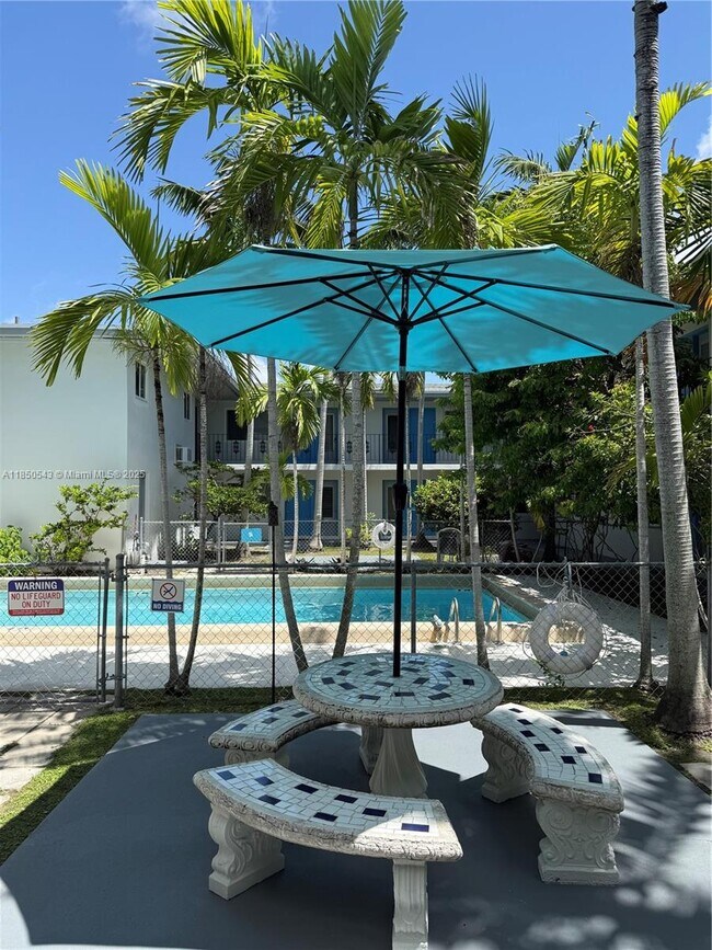 7441 SW 59th Pl in South Miami, FL - Foto de edificio - Building Photo