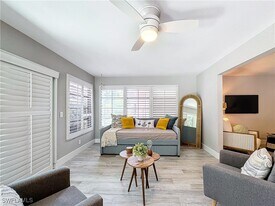 9 Knights Bridge Rd in Naples, FL - Building Photo