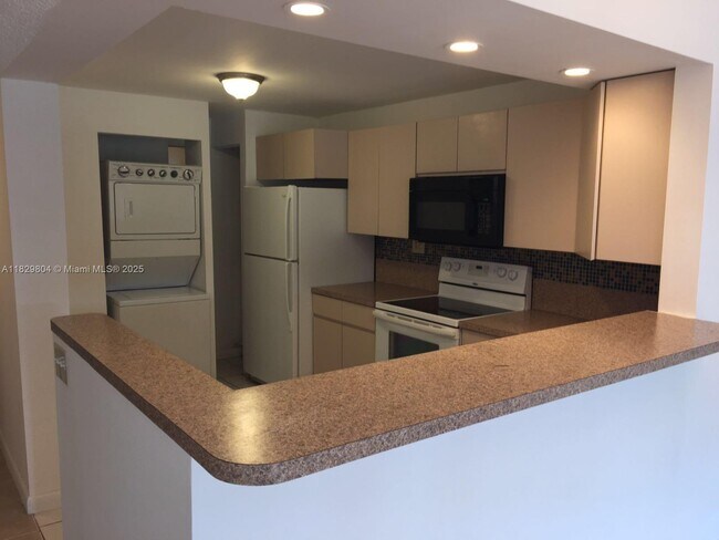 8060 N Colony Cir in Tamarac, FL - Building Photo - Building Photo