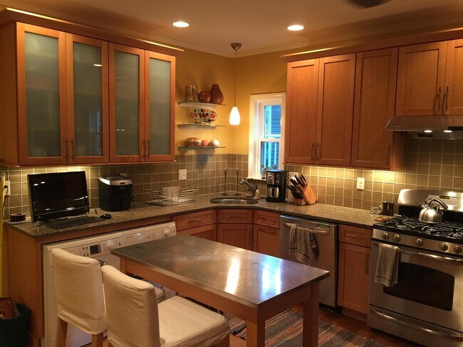 14 Greenville St, Unit 1 in Somerville, MA - Building Photo - Building Photo