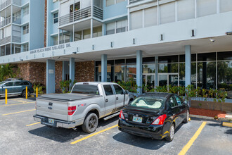 Andor Plaza Condominium in North Miami Beach, FL - Building Photo - Building Photo