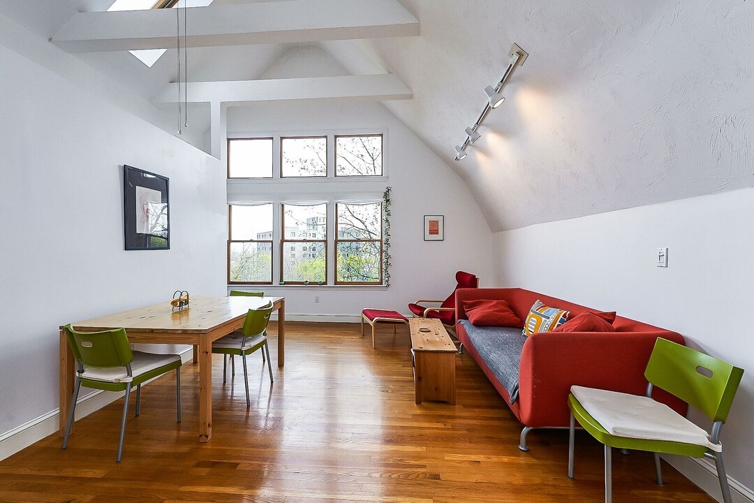 32 Mason Ter in Brookline, MA - Building Photo