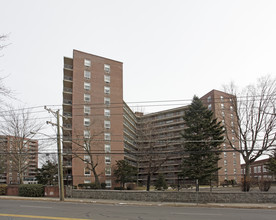 Fountain Terrace at Strawberry Hill in Stamford, CT - Building Photo - Building Photo