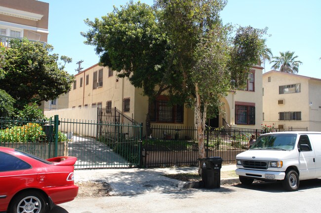 740 S Manhattan Pl in Los Angeles, CA - Foto de edificio - Building Photo