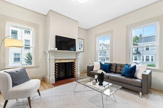121 Hewlett St in Boston, MA - Building Photo - Building Photo