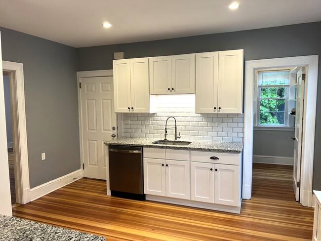 12 Bretton Rd in West Hartford, CT - Building Photo - Building Photo