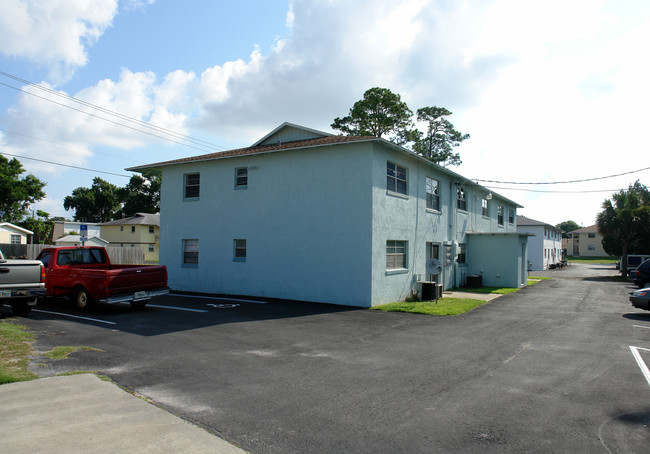 Gina at 359 in Daytona Beach, FL - Foto de edificio - Building Photo