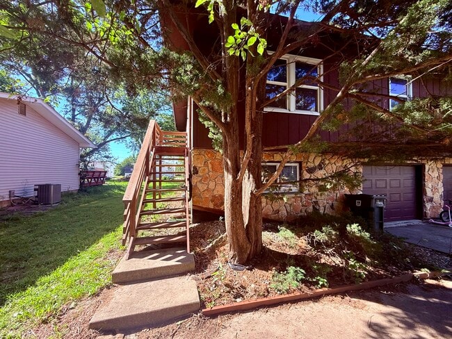 2302 W 3rd St in Cedar Falls, IA - Building Photo - Building Photo
