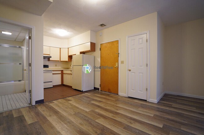 81 Essex St, Unit 63 in Boston, MA - Foto de edificio - Building Photo