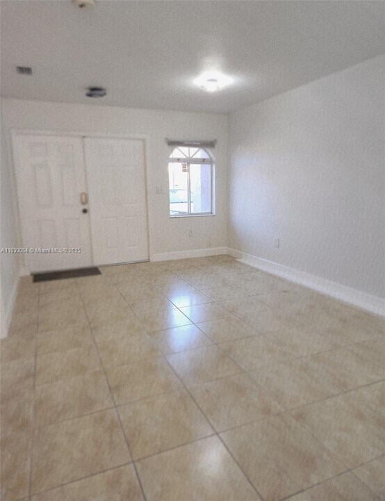 18861 NW 86th Ct in Hialeah, FL - Building Photo