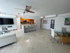 18671 Collins Ave, Unit 601 in Sunny Isles Beach, FL - Foto de edificio - Building Photo