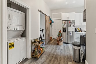 1345 N Maplewood Ave, Unit 3 in Chicago, IL - Building Photo - Building Photo