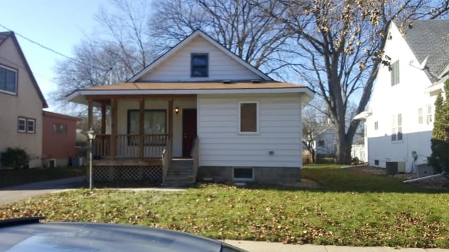 property at 941 6th Ave SE