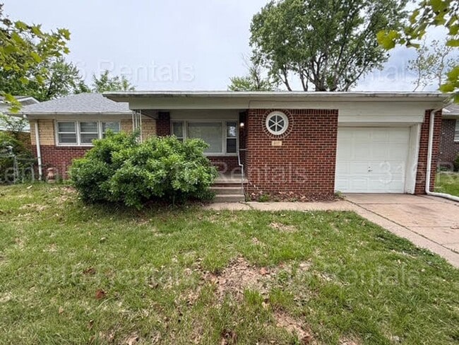 property at 907 Drury Ln