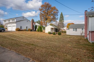 11 Glenn Ln in West Hartford, CT - Building Photo - Building Photo