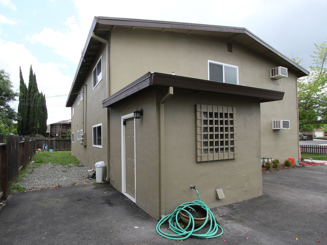 2001 S Cirby Way in Roseville, CA - Foto de edificio - Building Photo