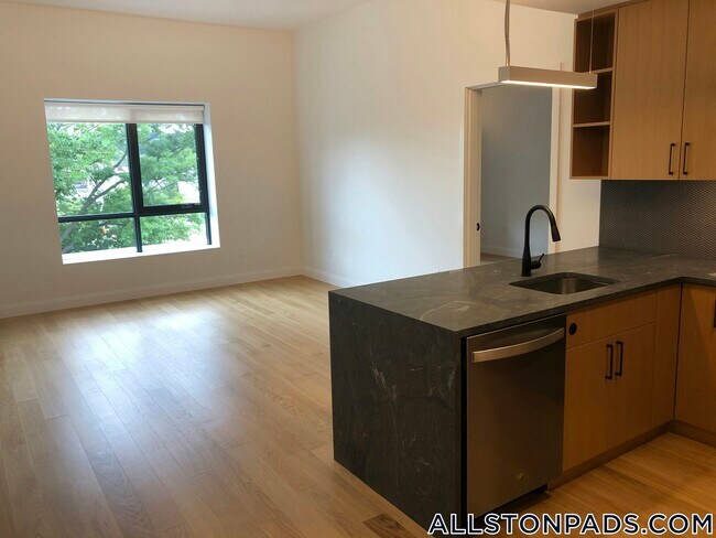 83 Gardner St, Unit 402 in Boston, MA - Building Photo - Building Photo