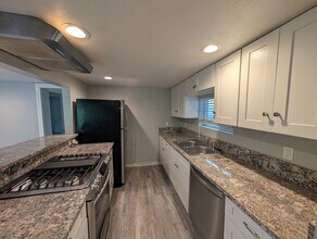 625 E 5th Ave in Riddle, OR - Foto de edificio - Building Photo