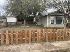 160 Parkfield in Pleasanton, TX - Building Photo - Building Photo