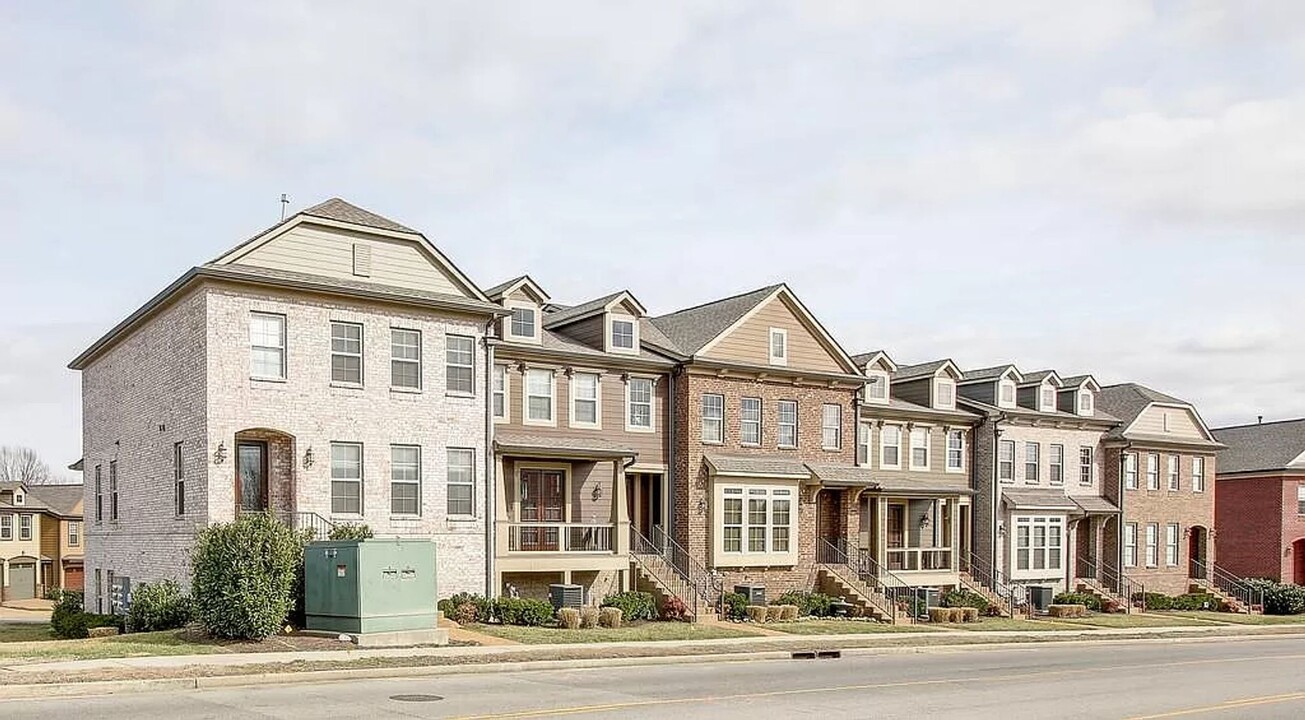 1010 Pine Meadow Ct in Nashville, TN - Building Photo