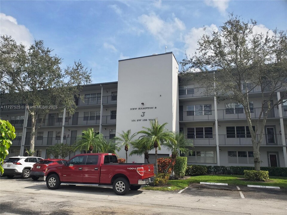 101 SW 132nd Way in Pembroke Pines, FL - Foto de edificio