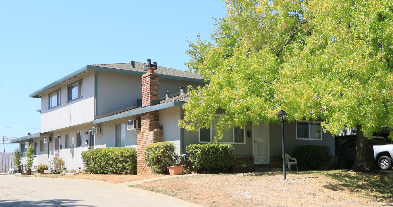 380 Wales Dr in Folsom, CA - Foto de edificio