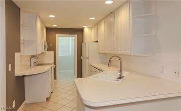 5823 Cove Cir in Naples, FL - Foto de edificio - Building Photo