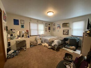 614 E Jefferson St in Iowa City, IA - Building Photo - Building Photo